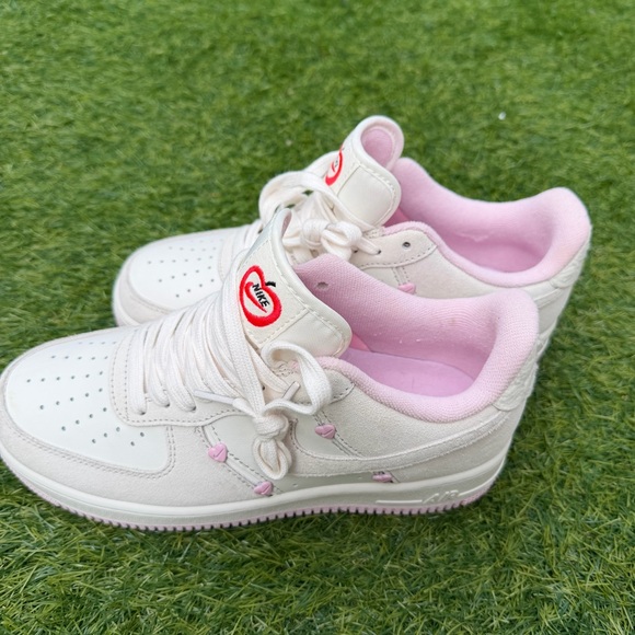 Women’s Valentine’s Day Air Force 1 low size 8.5 - Picture 1 of 14